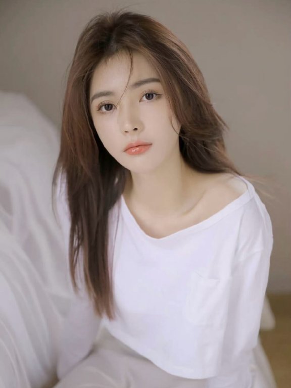 气质美女长发披肩小露香肩优雅迷人私房写真