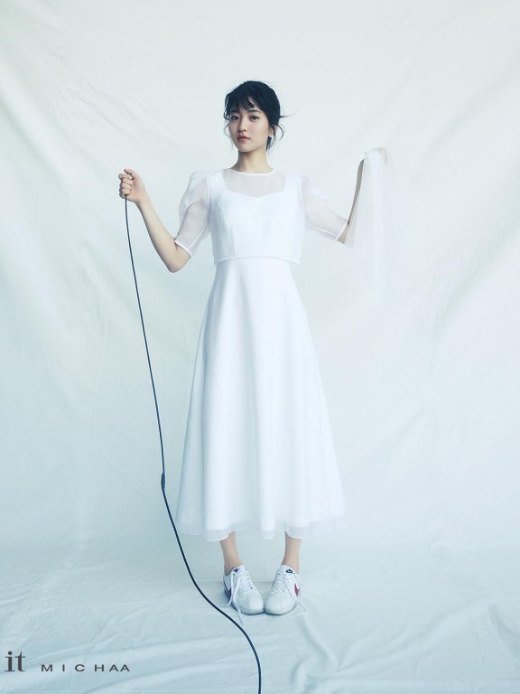 穿上白洋装、手拿捧花,金泰梨为服饰品牌拍摄春夏宣传照