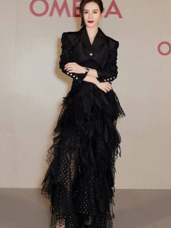 刘诗诗穿黑色扮成熟，优雅自信的样子太迷人