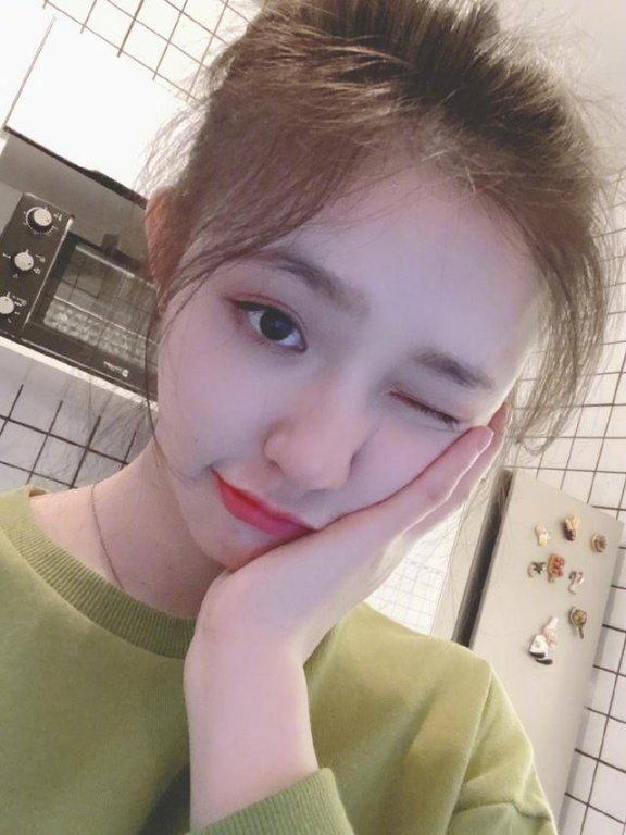 林允穿牛油果绿卫衣出镜，丸子头尽显少女感