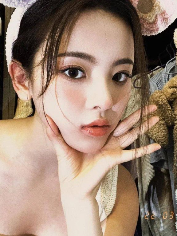 杨超越穿白色吊带露脐装秀曼妙身材!飘逸长发明艳动人