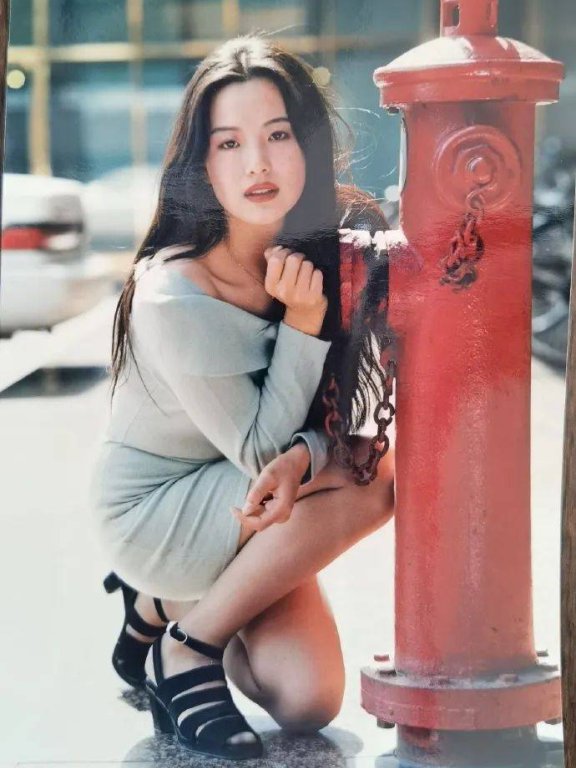 柏林影后咏梅晒旧照大秀长腿!肤白貌美太性感妖艳