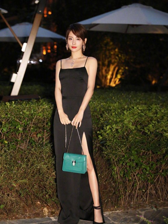 张嘉倪穿吊带小黑裙性感有韵味,这身材辣妈里少见