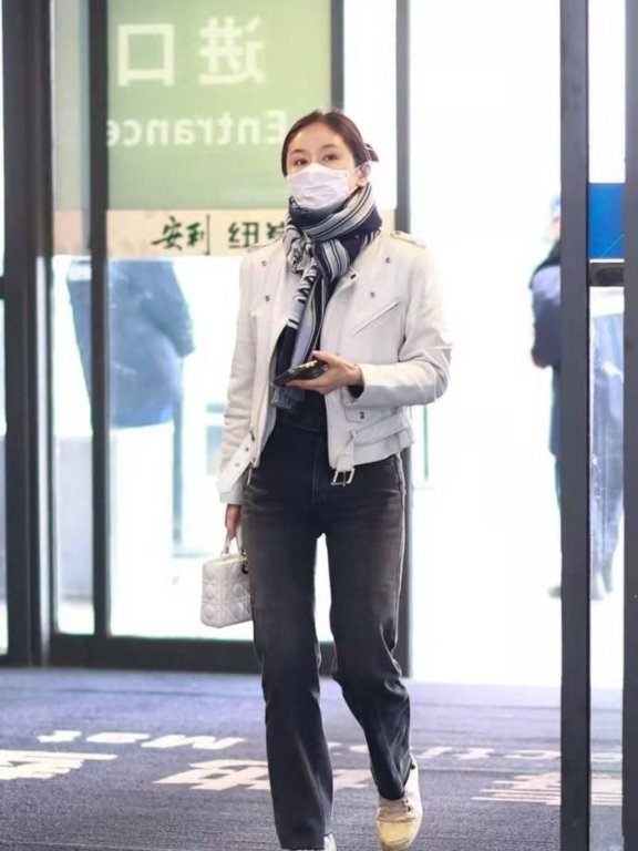 王子文街拍:短外套配高腰款显身高,小个子女生穿搭典范