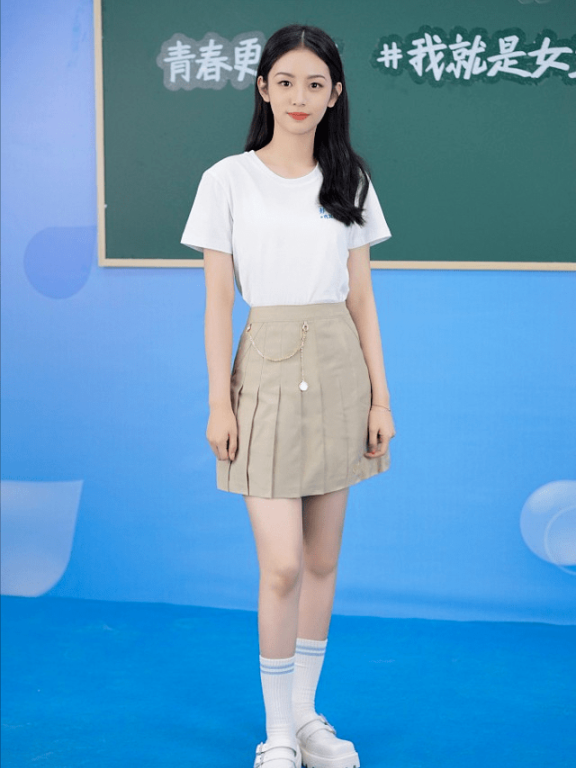 周也穿白T恤配百褶裙,十分清纯打扮像青春美少女