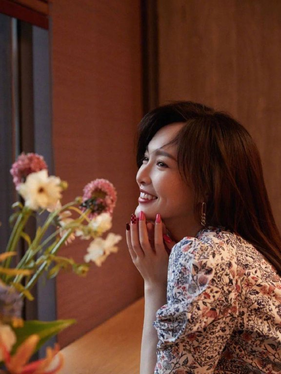 唐嫣穿泡泡袖碎花裙优雅甜美!温婉大方女人味十足