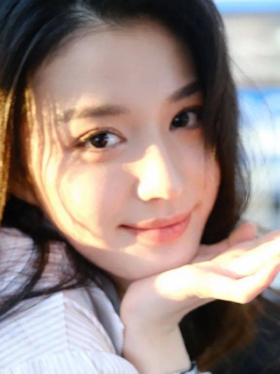 99后女星王楚然晒追剧靓图!雪肤娇嫩真是美若天仙