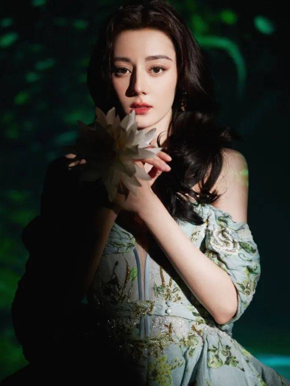 迪丽热巴穿抹胸刺绣泡泡裙大秀白皙香肩!