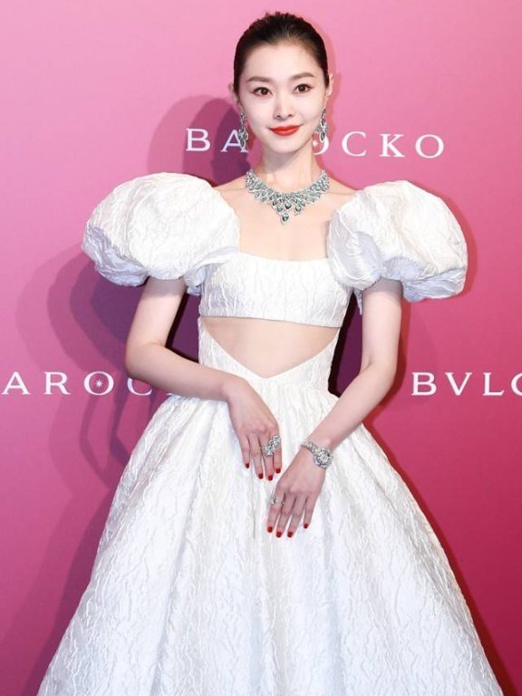 宋轶穿开口裙子秀“排骨”腰,纤细身材太撩了