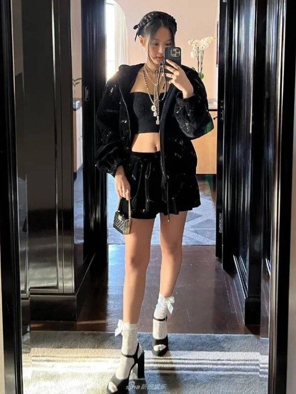 JENNIE巴黎时装周争艳!大长腿火辣抢镜