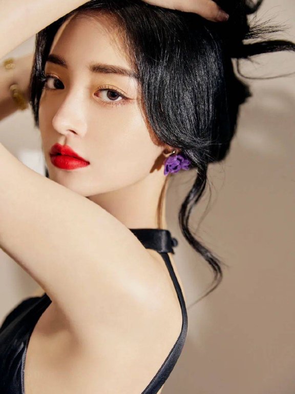 周洁琼穿黑色露背旗袍超靓!香肩美背美腿性感妩媚