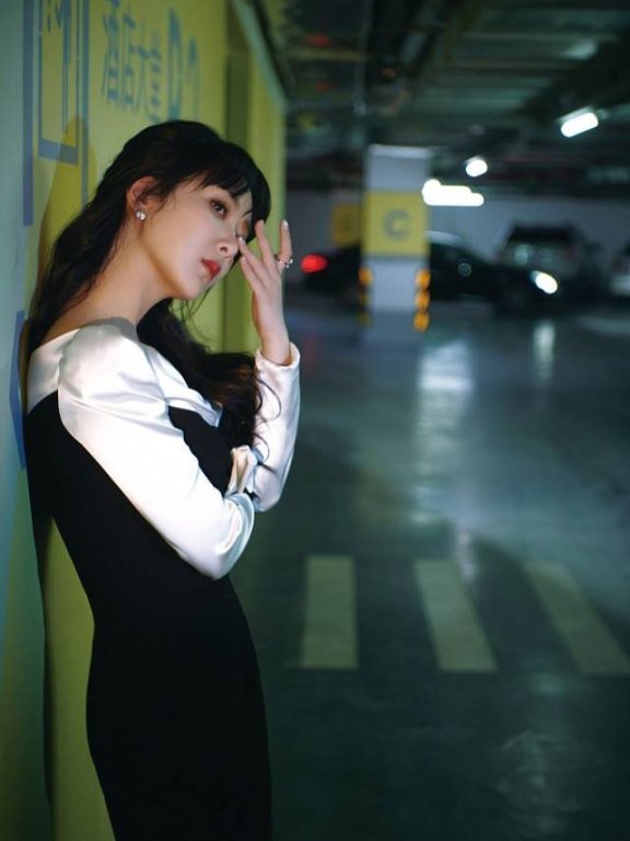 杨紫“女王”造型太惊艳,穿拼色开叉裙露出大长腿好撩人