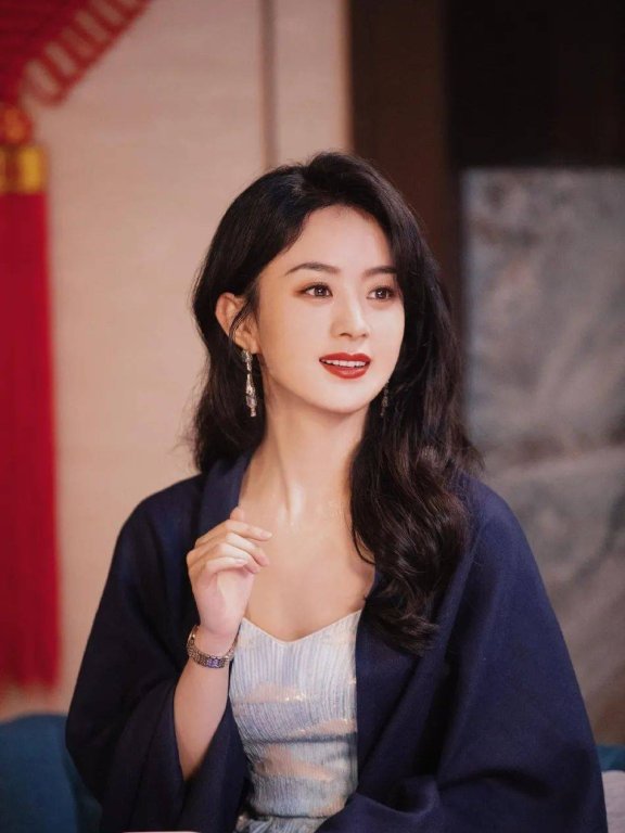 赵丽颖穿蓝色抹胸连衣裙!清丽脱俗美艳动人