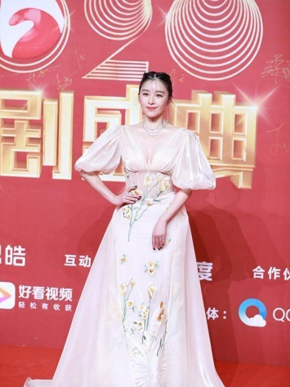 阚清子纱裙配束腰挺吸睛,女人味十足