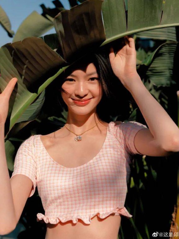 邱天晒靓丽写真秀大美腿!身材曼妙性感美艳