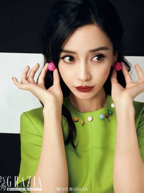 杨颖摩登色彩写真超美艳!精致五官可爱迷人