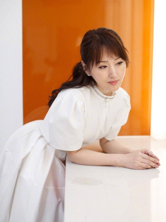 杨钰莹新发型卷发扎起半马尾优雅又减龄,气质越来越高级