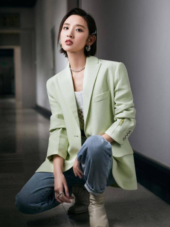 唐艺昕穿搭甜中带酷,西装配牛仔裤知性高级,镂空背心展现好身材
