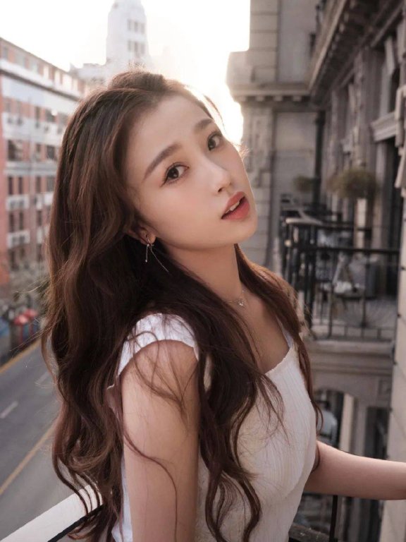 虞书欣穿白色长裙温柔甜美!青春靓丽美的令人心动