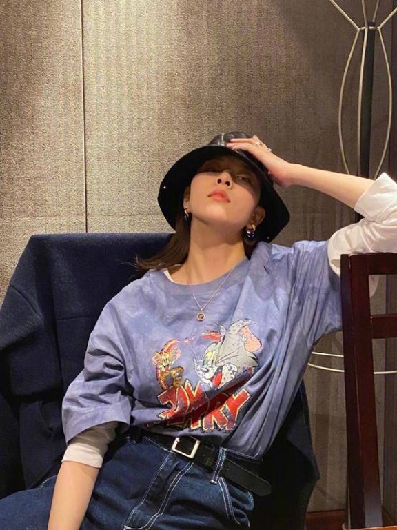 宋妍霏晒私服照,穿“猫和老鼠”T恤配牛仔裤秀长腿抢镜十足