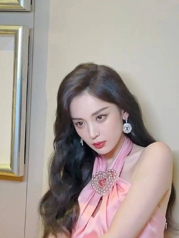 古力娜扎写真太漂亮!肤白貌美大秀美背太性感火辣