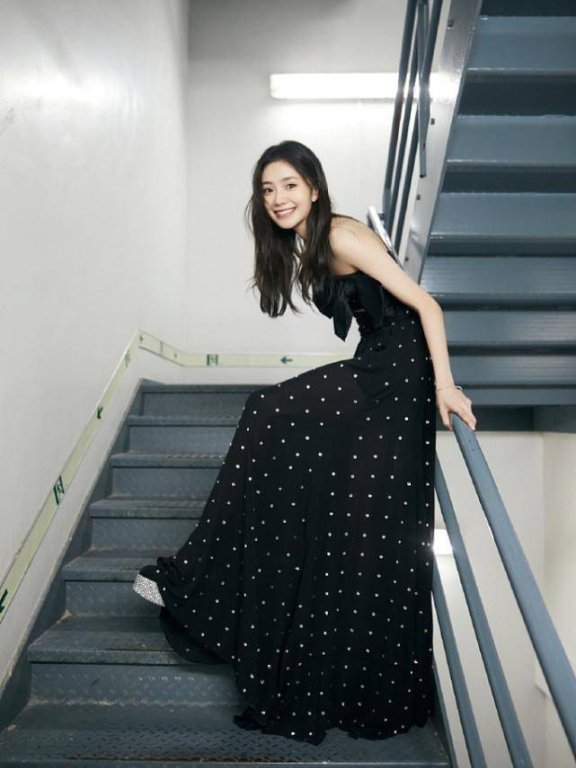 刘浩存穿抹胸裙侧面还镂空,身材太好太迷人