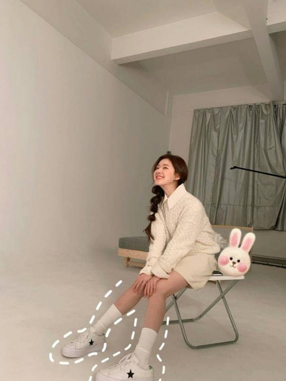 赵露思为什么这么甜？穿米色衬衫外套搭短裙出镜活力满满