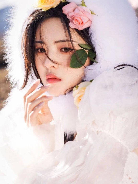 杨超越荒野玫瑰写真又美又仙!雪肤玉貌太惊艳动人