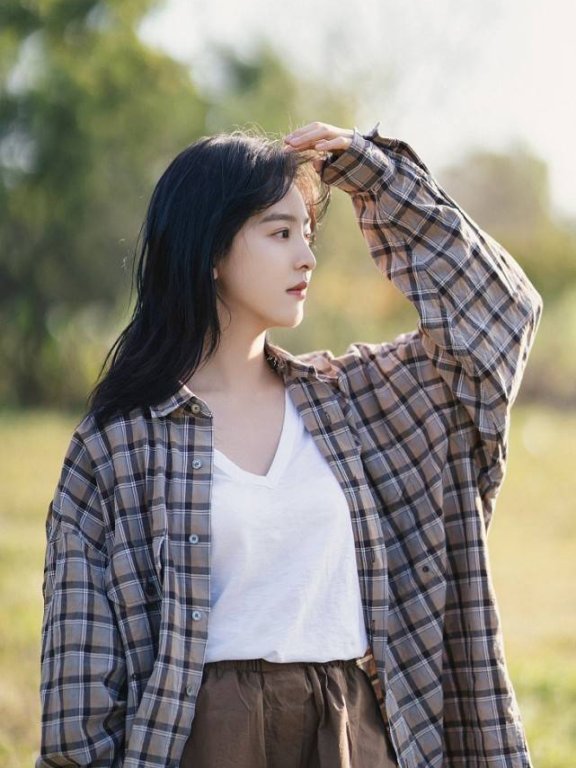 章若楠把头发盘起来真“美”!一身棕色穿搭复古还高级