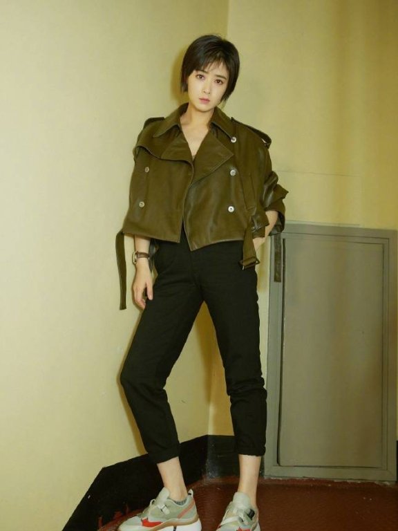 蒋欣穿皮衣配小黑裤帅气时髦,剪成短发气质更高级了