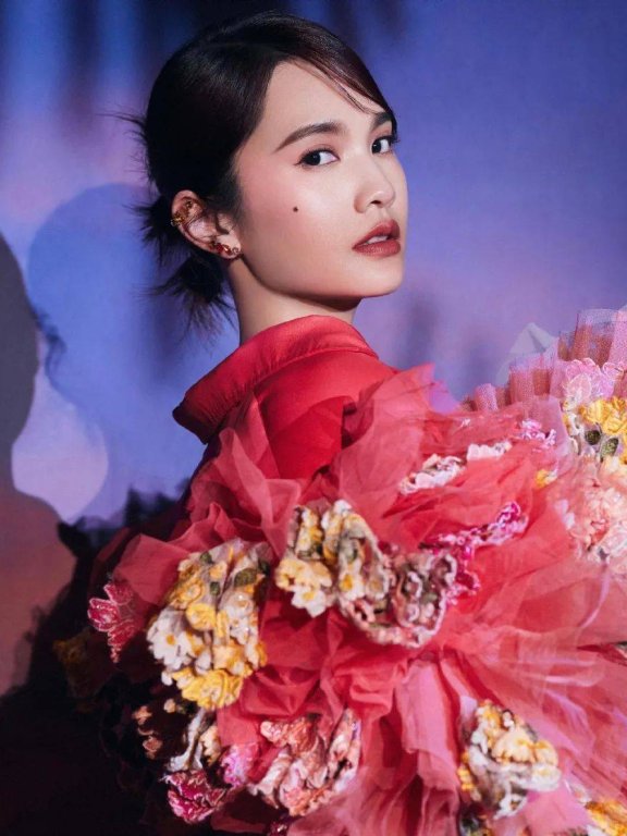 杨丞琳穿桃红蓬蓬袖长裙超靓!尽显柔美与优雅