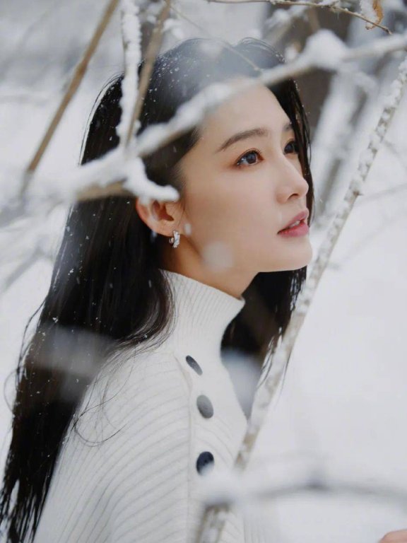 李沁晒春日雪地写真美若天仙!清新淡雅太惊艳