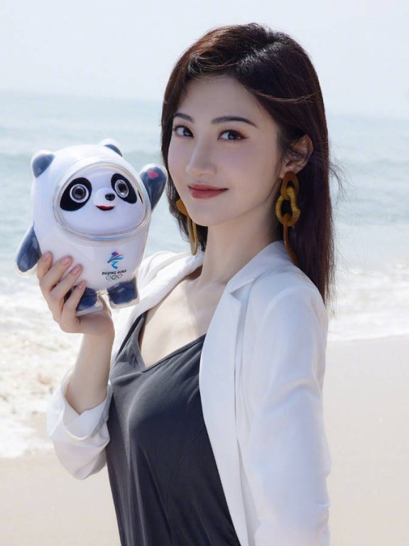 景甜海边穿吊带裙拍片秀身材太聪明,选对场所美三分