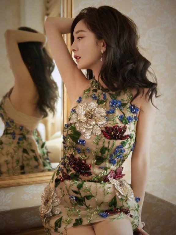 杨幂穿刺绣花裙走成熟路线，这身材吸引力太足了