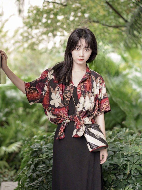 谭松韵穿黑色吊带裙气质优雅妩媚,印花孔雀裙造型甜美动人!
