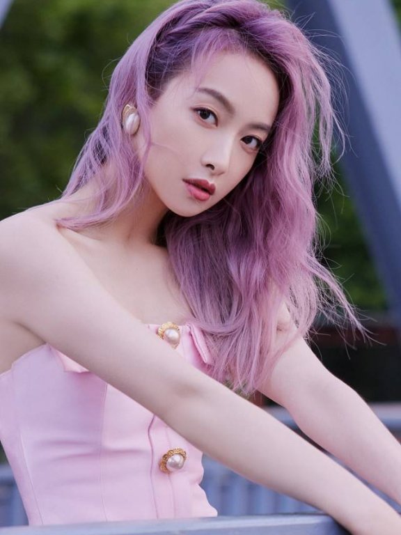 宋茜的“女团发色”太美了,穿露肩修身长裙气质亮眼