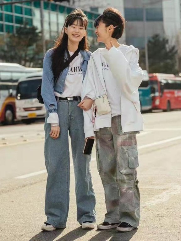 2022春季潮流街拍:韩国美女将这几套造型穿的既有个性还时髦