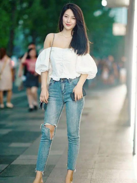 国内街拍:半露香肩撩死人,女孩子要大胆把自己展现出来