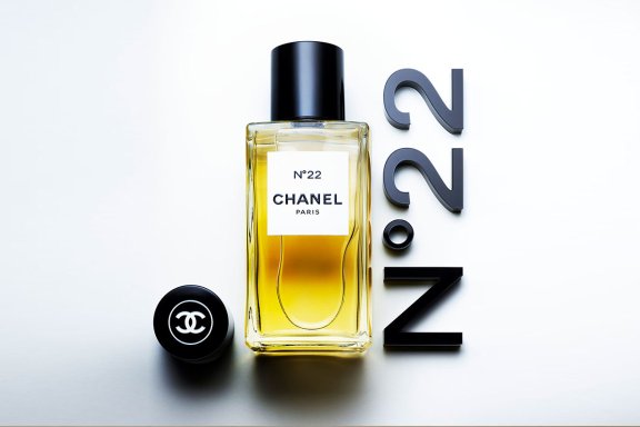 传奇香水N°5 的变化版：CHANEL N°22 那一闻就爱上的淡雅！