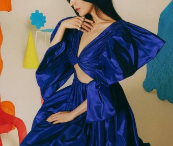 杨幂彩色秘境封面超惊艳!雪肤玉貌大美腿太性感迷人