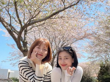 从甜美变俏丽，金世正的耳下短发造型太好看