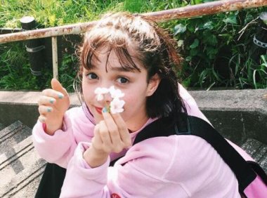 爸爸坐着吃饭一点不老实 我该不该告诉妈妈