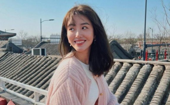 杨采钰户外屋顶拍照,穿粉嫩的针织衫如少女一样清纯!