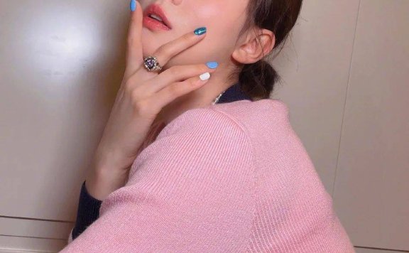 乔欣晒甜酷风写真超妩媚！单手撩脸颊美艳动人