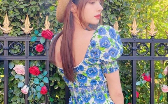 麦迪娜穿碎花小短裙还那么甜,跟小公主一样