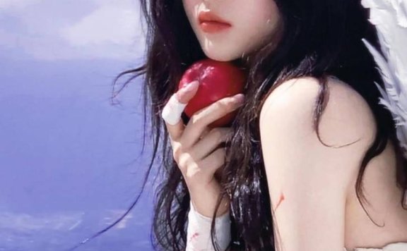 杨超越化浓妆穿淡黄色针织衫好甜，看着让人心动