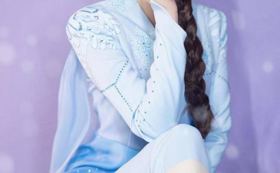 戚薇穿蓝色搭配清爽又飒气，妥妥的时髦精