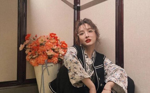 吴昕穿黑色香风马甲配复古花上衣，越来越潮