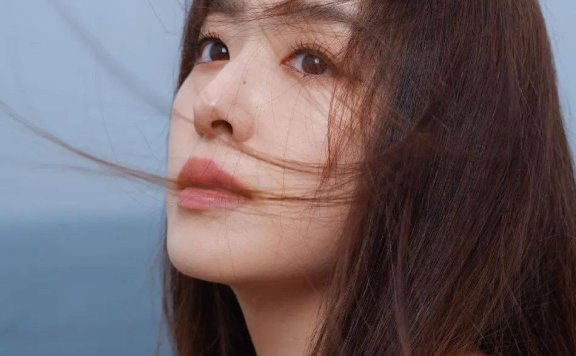 张含韵晒春日美图,穿黄色长裙展现甜酷少女感!
