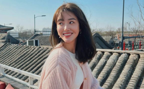 杨采钰换齐刘海发型年轻好几岁,温柔又优雅